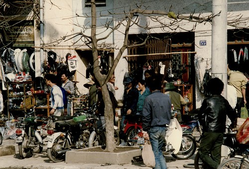 Cửa hàng bán phụ tùng xe máy trên phố Huế.